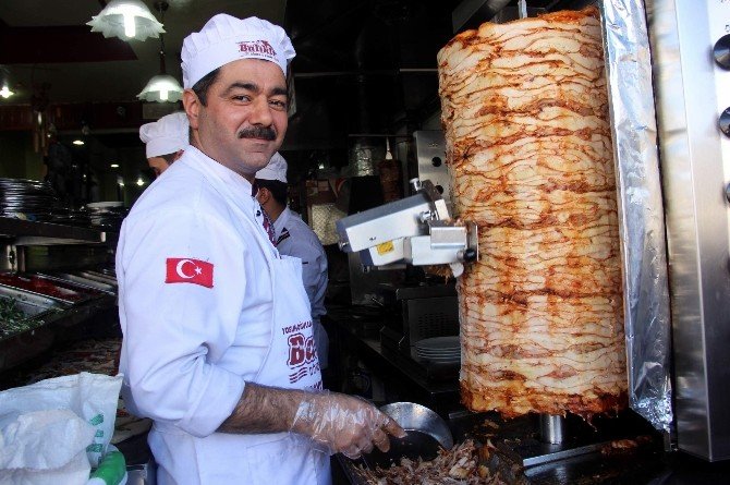 [Dönerci ustası döner kesiyor]
